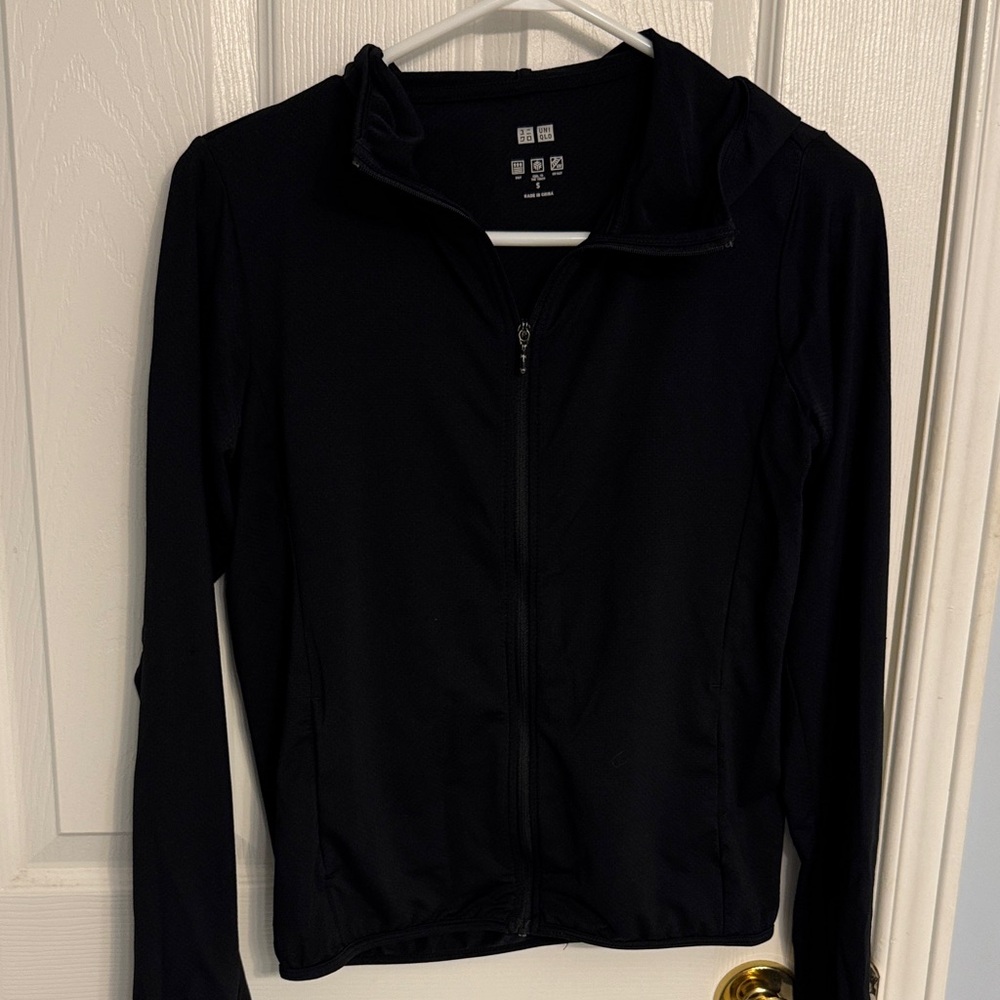 Uniqlo Airism top with hood